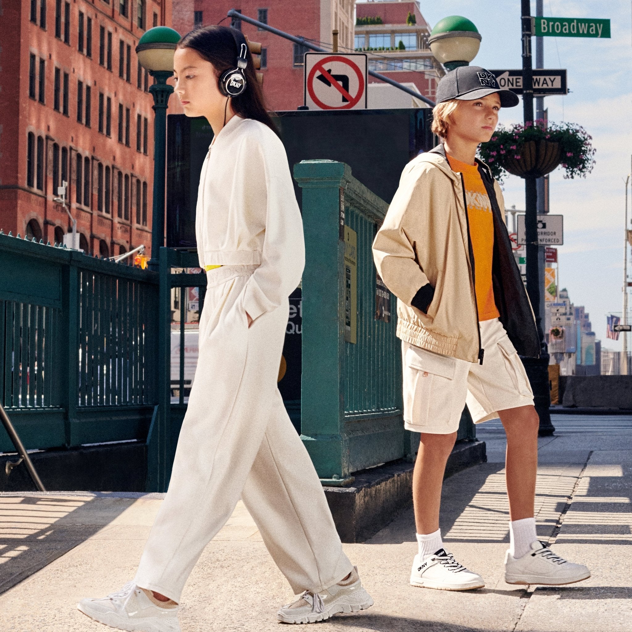 DKNYLogo Cargo Shorts3617165931918SAVANNA