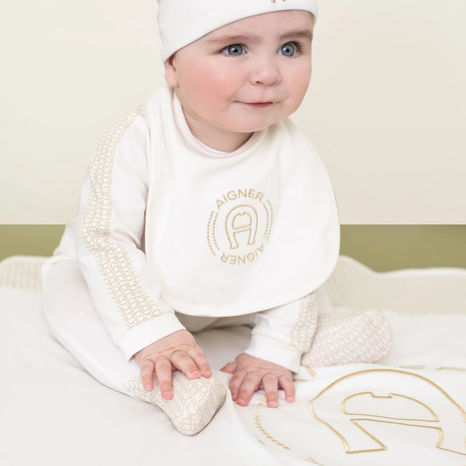 AIGNERGold Logo Bib4062176821083SAVANNA